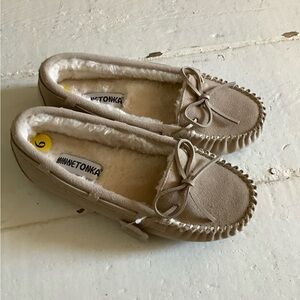 New Minnetonka slippers women’s 9